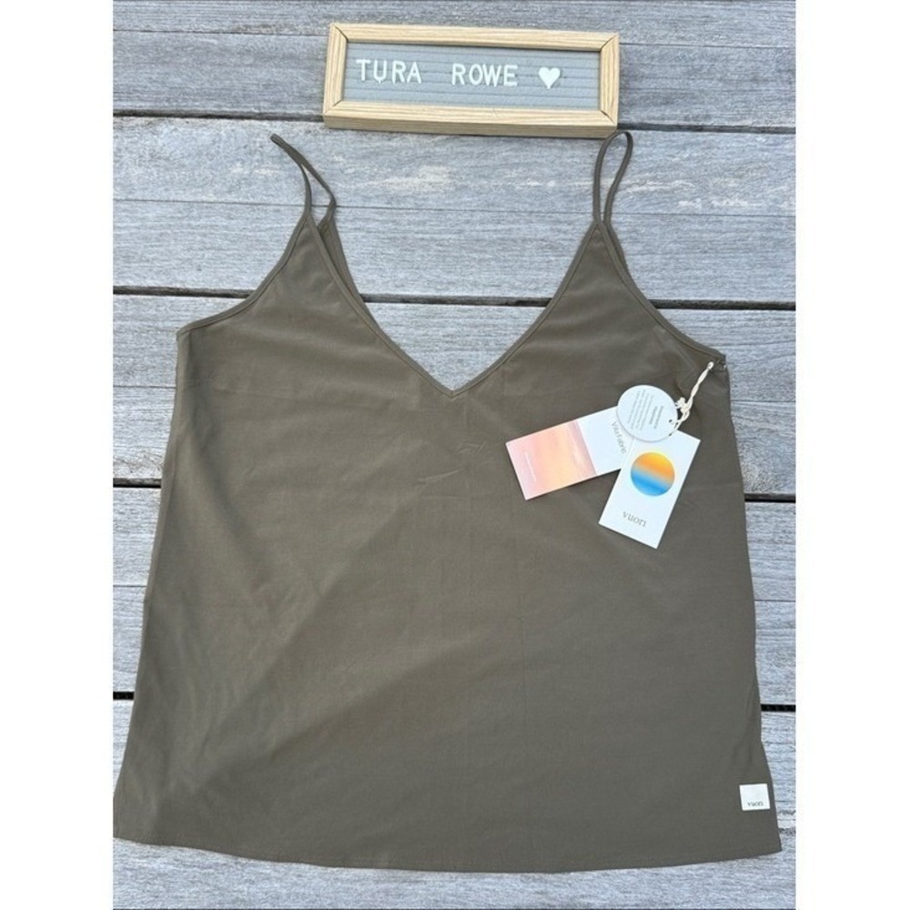 Vuori Villa Cami Dark Oregano Medium NWT Sleeveless Performance Tank‎ 💚✨